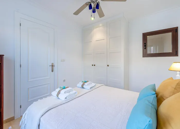797 Holiday Rentals- Renovado Piso En El Paseo Maritimo Fuengirola